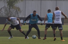 Olha o goleiro Walter protegendo a bola do meia Danilo durante o treino de hoje