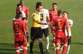 rbitro separa discusso entre Sub-20 do Corinthians e Audax