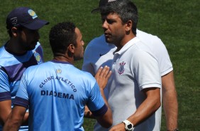 Técnico do Sub-17, Marcos Soares, conversando com treinador do Diadema