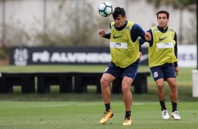 Balbuena cabeceia a bola no treino de hoje no CT