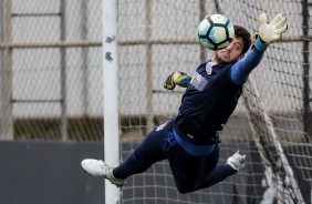 Caíque França 'voando' para fazer grande defesa durante o treino