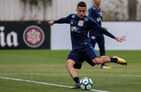 Gabriel finalizando a pelota no treino de hoje