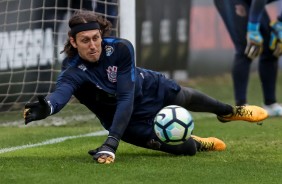 Goleiro Cássio faz defesa durante o treino de hoje no CT