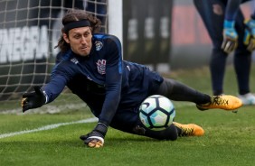 Goleiro Cssio faz defesa durante o treino de hoje no CT