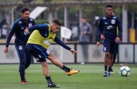 Guilherme chuta forte a pelota durante o treino de hoje no CT