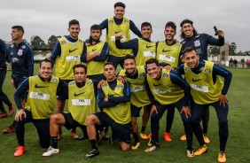 Jogadores posam para foto sorridentes durante o treino desta sexta-feira