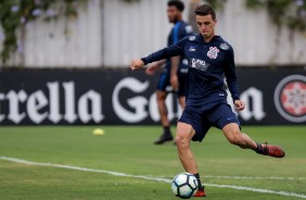 Rodrigo Figueiredo treina finalização durante o treino de hoje no CT