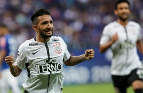 Clayson saiu do banco parar anotar o gol de empate do Corinthians sobre o Cruzeiro