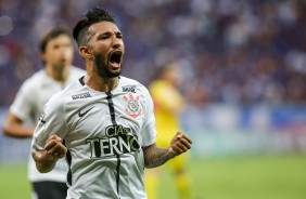Clayson vibrando por marcar o gol de empate do Timão sobre o Cruzeiro