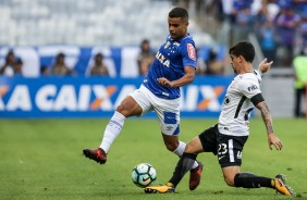 Fagner em jogada contra jogador do Cruzeiro, no MIneirão