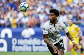 O atacante Kazim pouco pode fazer diante o Cruzeiro