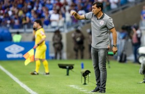 O técnico Carille tentando orientar o time na partida contra o Cruzeiro