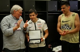 Adauto, Balbuena e elenco batem palmas a Romero em sua homenagem pelos 150 jogos
