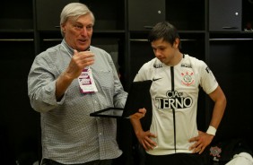 Flávio Adauto entrega placa em homenagem aos 150 jogos de Romero