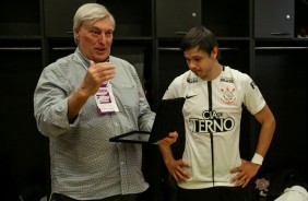 Flvio Adauto entrega placa em homenagem aos 150 jogos de Romero