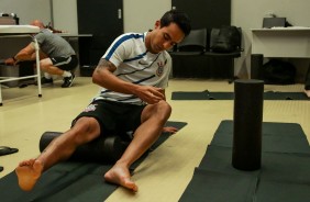 Jadson se aquecendo no vestiário do Mineirão antes do jogo contra o Cruzeiro