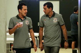 Rodriguinho e Carille conversam no vestiário do Mineirão antes do jogo contra o Cruzeiro