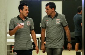 Rodriguinho e Carille conversam no vestirio do Mineiro antes do jogo contra o Cruzeiro