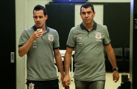 Rodriguinho e Fábio Carille no vestiário do Mineirão esperando pelo início do jogo contra o Cruzeiro