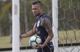 Durante o treino, o volante Maycon participou de uma conversa reservada com o treinador