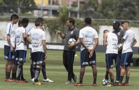 Fbio Carille orienta os jogadores no treino do Corinthians no CT Joaquim Grava