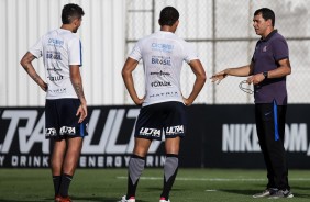 Carille orienta zagueiro no treino desta tarde