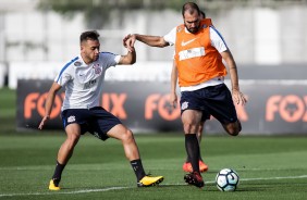 Danilo j treina com bola e fica mais perto do retorno