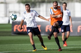 Danilo j treina com bola e fica mais perto do retorno