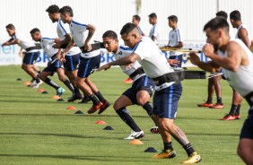 Jogadores do Corinthians realizam treino fsico