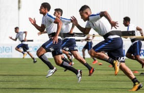 Jogadores do Corinthians realizam treino físico
