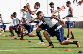 Jogadores do Corinthians realizam treino fsico