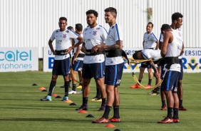 Jogadores do Corinthians realizam treino fsico