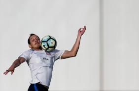 Rodriguinho mostra habilidade no treino desta tarde