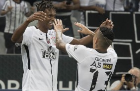 Arana zoando o novo penteado de J aps o atacante marcar o primeiro gol do jogo contra o Coritiba