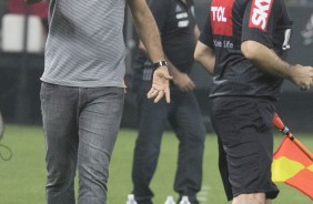 Carille passando instrues aos jogadores durante a partida contra o Coritba