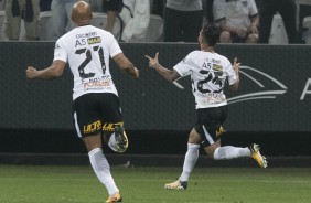 Fellipe Bastos e Clayson eufricos pelo gol do camisa 25