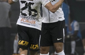 Fellipe Bastos e Rodriguinho comemorando o gol do Corinthians contra o Coritiba
