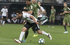 Jadson sofre falta durante jogo contra o Coritiba na Arena