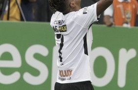 Jô marcou o primeiro gol do Corinthians contra o Coritiba na Arena