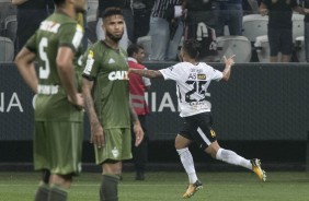 Jogadores do Coritiba abatidos após tomar o terceiro gol do Corinthians