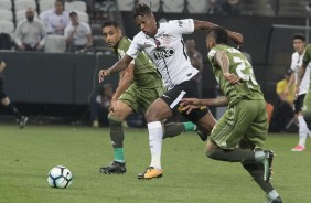 Mas o atacante recebeu belo passe de Fagner e mandou a bola pro fundo da rede do Coritiba