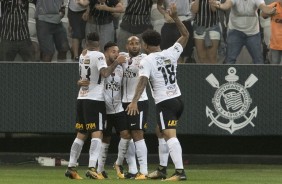 O elenco todo foi abraar Clayson, que marcou dois gols contra o Coritiba