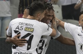 Pedro Henrique abraça Jô pelo gol marcado contra o Coritiba