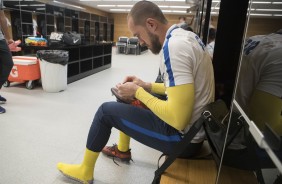 Walter no vestirio da Arena aguardando o incio da partida contra o Coritiba