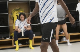 J exibe o novo penteado no vestirio da Arena antes do jogo contra o Coritiba