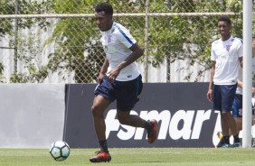 Moiss tambm marcou presena no treino dos reservas no CT