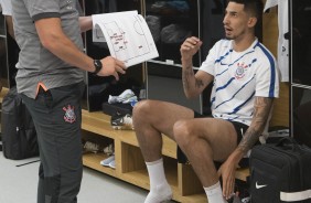 Osmar Loss conversa com Pedro Henrique antes do jogo contra o Coritiba na Arena