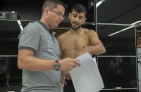 Osmar Loss e Camacho no vestirio da Arena Corinthians antes do jogo contra o Coritiba