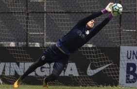 Cássio se estica todo para fazer a defesa no treino desta sexta-feira no CT