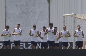 Elenco correndo no gramado no treino desta sexta-feira